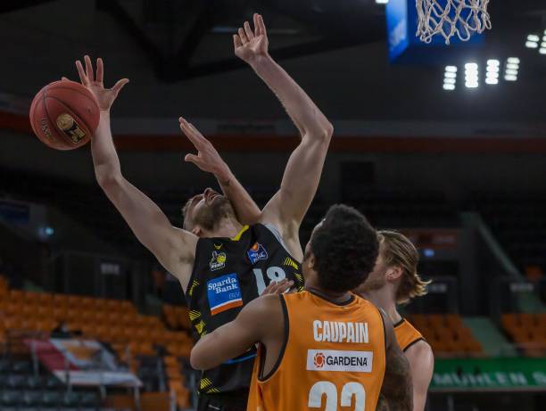 情姿态不合 情姿态不合